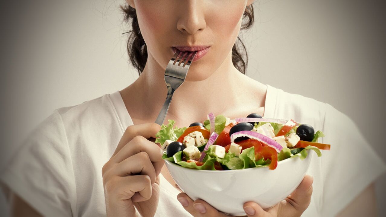 Kilo veren bir kızın diyetinde sebze salatası