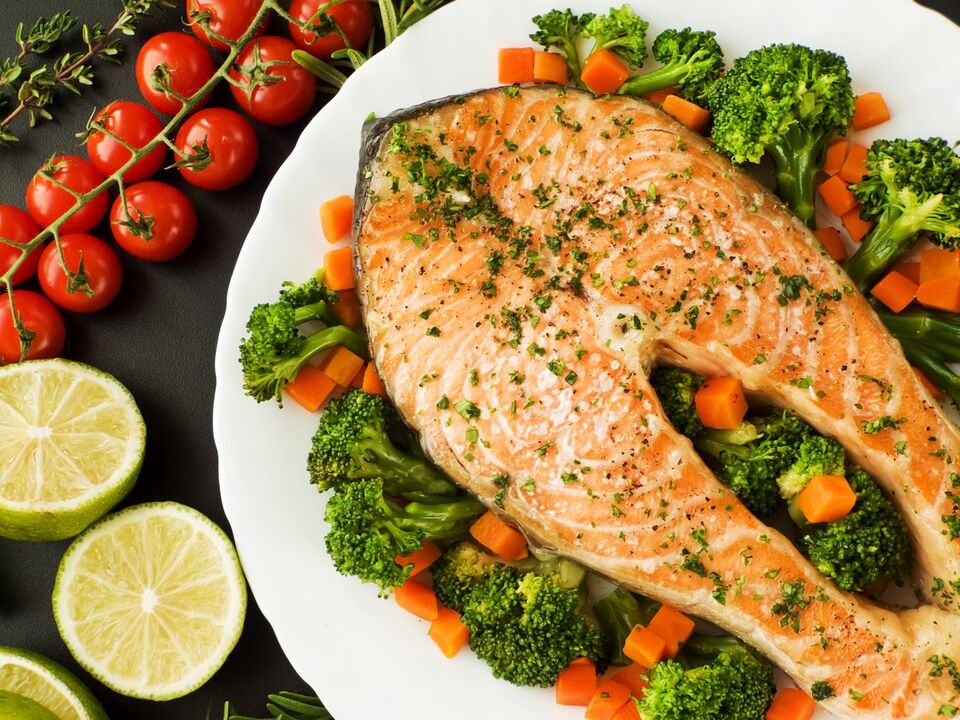 Sebzeli pişmiş balık, kilo vermek için harika bir öğle yemeği seçeneğidir. 